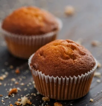 delicious-muffins-with-crumbs-wooden-surface